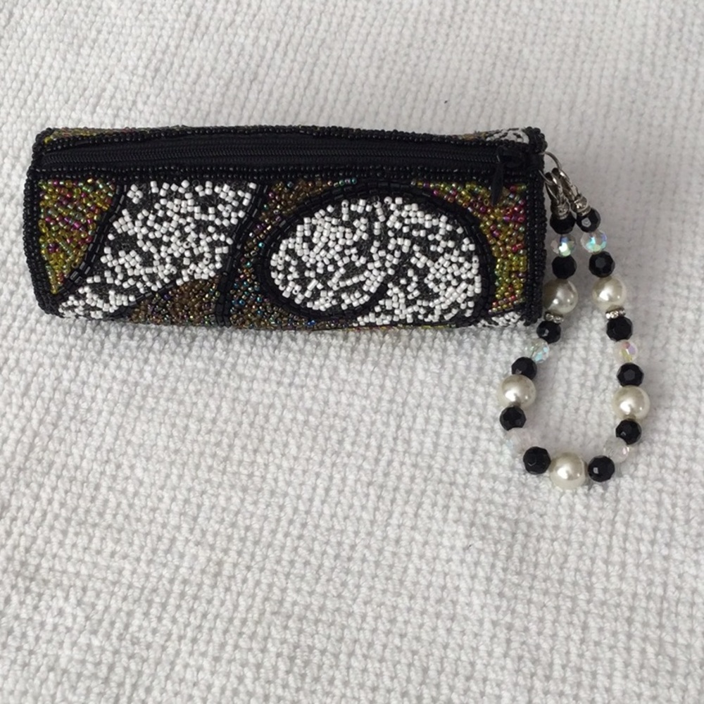 Beaded round clutch